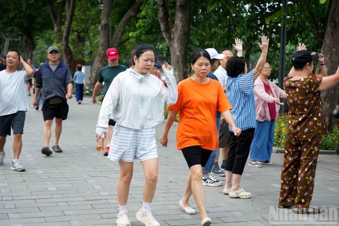 Áo khoác mỏng, áo gió dài tay trở thành trang phục quen thuộc của nhiều người trong những buổi sáng lạnh đầu mùa.