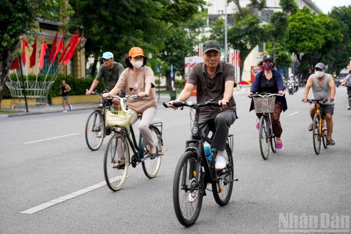 Người dân Thủ đô đạp xe trong tiết trời se lạnh, tranh thủ hít hà hơi thu.