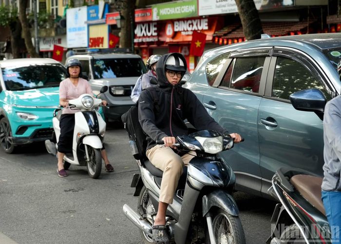 Người đi đường cảm nhận rõ cái lạnh đầu mùa.
