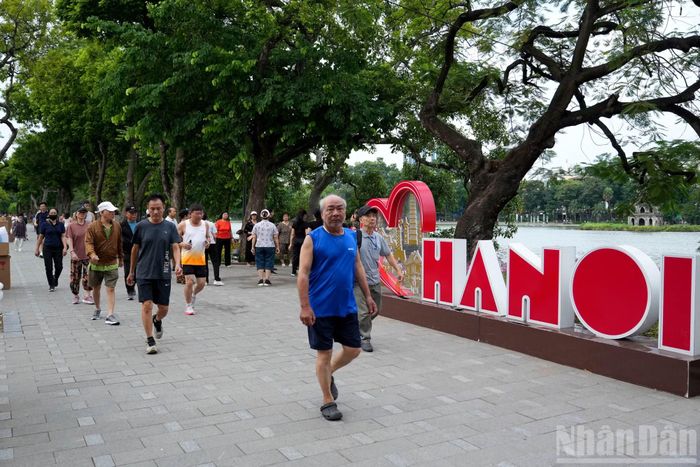 Những ngày đầu tháng 10 se lạnh, dòng người tập thể dục, đi bộ quanh khu vực hồ Hoàn Kiếm đông hơn đáng kể.