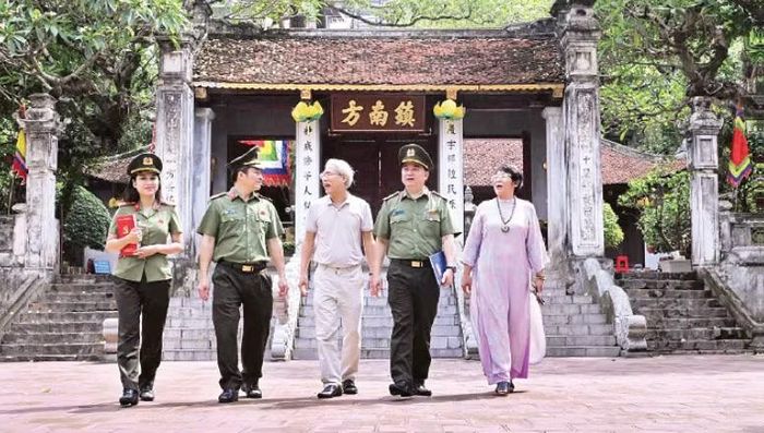 Công an phường Văn Miếu-Quốc Tử Giám (Thành phố Hà Nội) tuyên truyền, phổ biến pháp luật và đồng hành cùng người dân. (Ảnh: TRẦN HẢI)