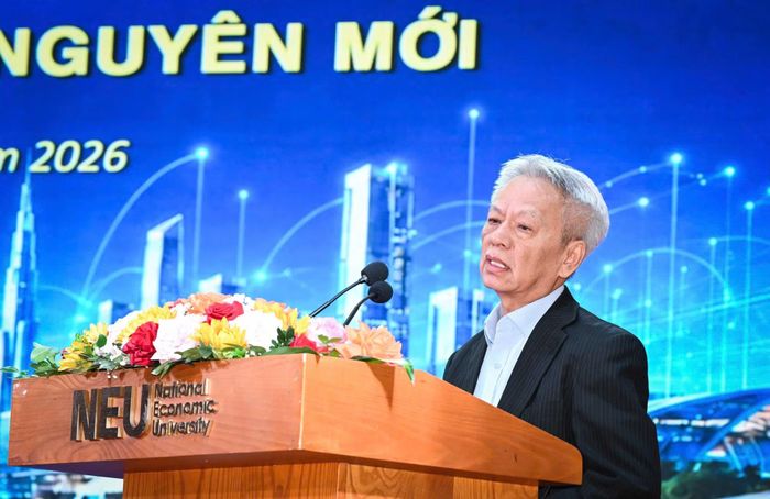 Tiến sĩ Nguyễn Sĩ Dũng chia sẻ tại một tọa đàm. (Ảnh: TRẦN HẢI)