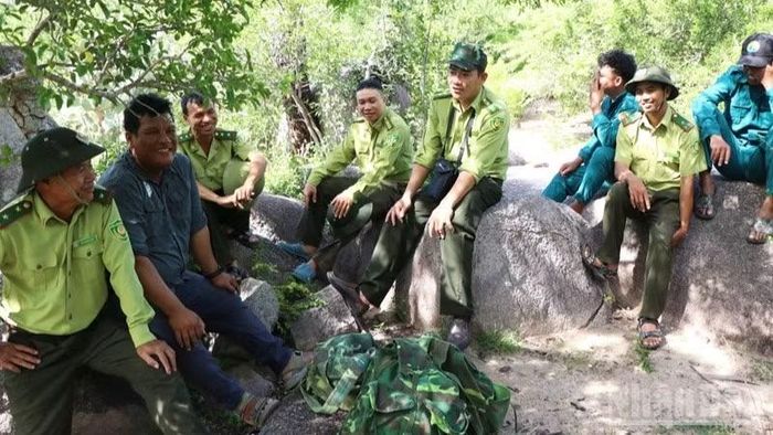 Tổ tuần tra nghỉ giải lao giữa rừng để lấy sức tiếp tục cuộc hành trình. (Ảnh: NGUYỄN TRUNG)