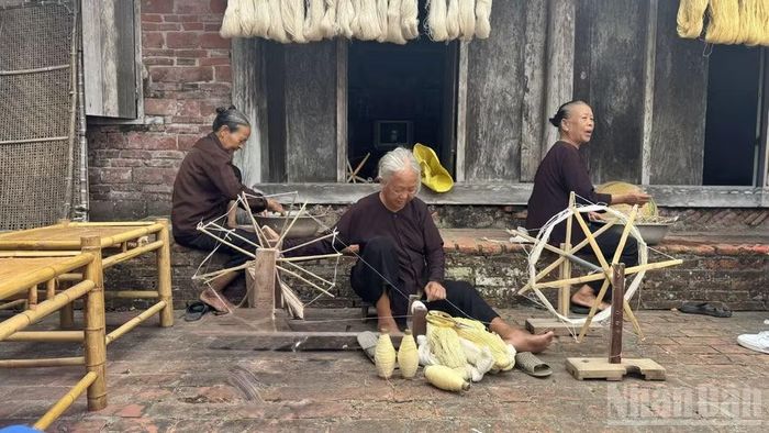 Các nghệ nhân làng dệt lụa đũi Nam Cao, Hưng Yên. (Ảnh: HNV)