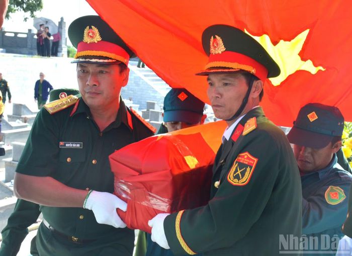 Hài cốt 2 liệt sĩ được cất bốc và di chuyển từ nghĩa trang tỉnh Tây Ninh và nghĩa trang thành phố Đồng Nai về an táng tại nghĩa trang xã Đức Thọ. (Ảnh: NT)