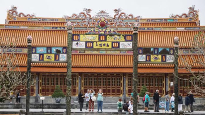 Du khách quốc tế tham quan Đại Nội Huế. (Ảnh: TTXVN)