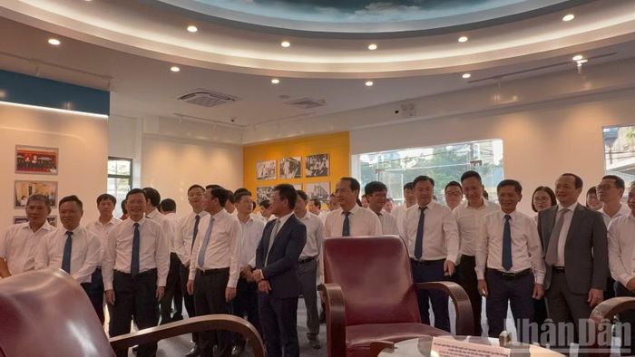 Các đại biểu tham quan bộ bàn ghế Chủ tịch Hồ Chí Minh từng ngồi tại Ga Hải Phòng (21/10/1946) được trưng bày tại khu truyền thống. (Ảnh: LƯƠNG NHUNG)
