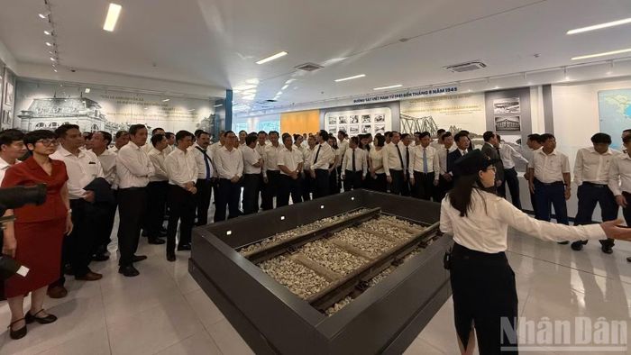 Hướng dẫn các đại biểu về những mốc lịch sử ngành đường sắt. (Ảnh: LƯƠNG NHUNG)