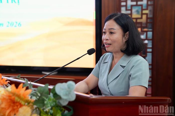 Đồng chí Nguyễn Thị Hồng Vân, Tỉnh ủy viên, Phó Chủ tịch Ủy ban Mặt trận Tổ quốc Việt Nam tỉnh, Chủ tịch Hội Liên hiệp Phụ nữ tỉnh Lạng Sơn tham luận tại Hội thảo. (Ảnh: QUỐC ĐẠT)