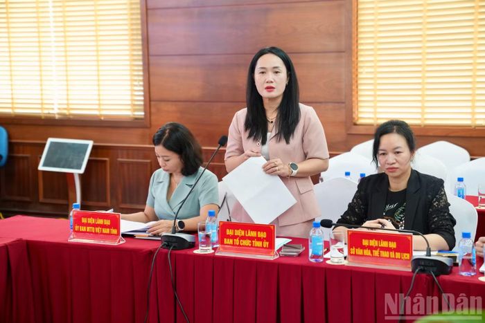 Đồng chí Dương Hoàng Liên Hương, Phó Trưởng Ban Tổ chức Tỉnh ủy Lạng Sơn tham luận tại hội thảo. (Ảnh: QUỐC ĐẠT)