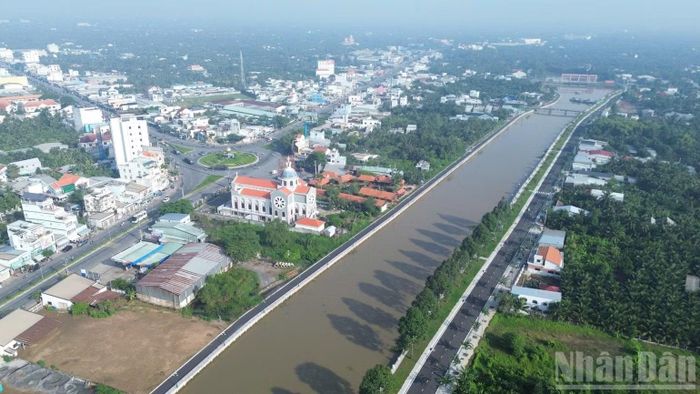 Một đoạn kênh Bảo Định thuộc tỉnh Đồng Tháp. (Ảnh: NGUYỄN SỰ)