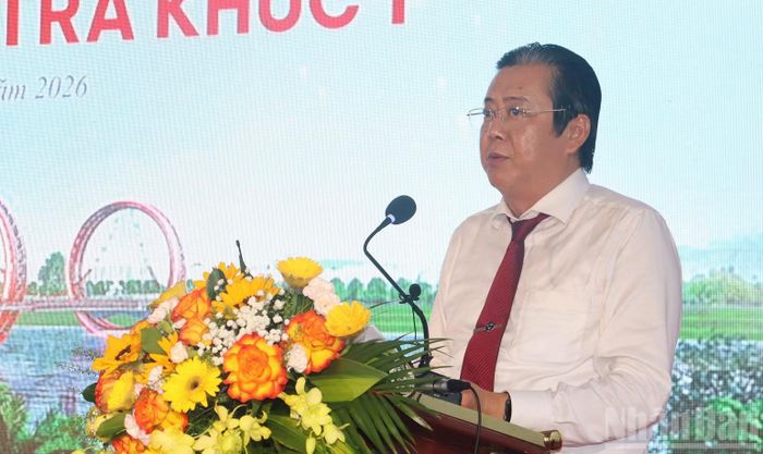 Giám đốc Ban Quản lý dự án đầu tư xây dựng các công trình giao thông tỉnh Quảng Ngãi Trần Hoàng Vĩnh phát biểu tại lễ khởi công. (Ảnh: HIỂN CỪ)
