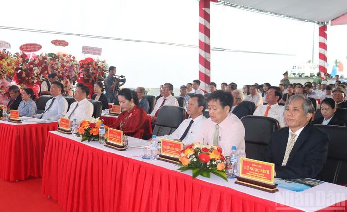 Các đại biểu tham dự lễ khởi công. (Ảnh: HIỂN CỪ)