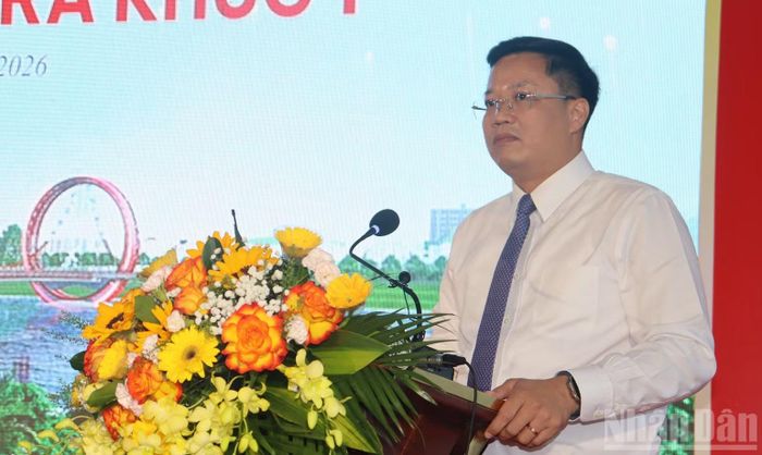 Chủ tịch Ủy ban nhân dân tỉnh Quảng Ngãi Nguyễn Đức Tâm phát biểu tại lễ khởi công. (Ảnh: HIỂN CỪ)