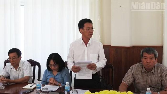 Lãnh đạo Ủy ban nhân dân xã Vĩnh Hải báo cáo kết quả triển khai giải phóng mặt bằng xây dựng Dự án Nhà máy Điện hạt nhân 2. (Ảnh: NGUYỄN TRUNG)