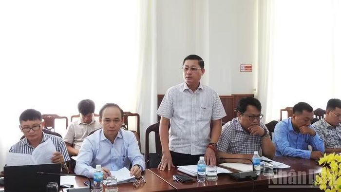 Lãnh đạo Ủy ban nhân dân xã Phước Dinh báo cáo kết quả triển khai giải phóng mặt bằng xây dựng Dự án Nhà máy Điện hạt nhân 1. (Ảnh: NGUYỄN TRUNG)