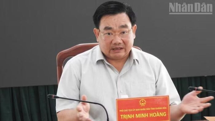 Phó Chủ tịch Ủy ban nhân dân tỉnh Khánh Hòa Trịnh Minh Hoàng phát biểu chỉ đạo tại cuộc họp. (Ảnh: NGUYỄN TRUNG)
