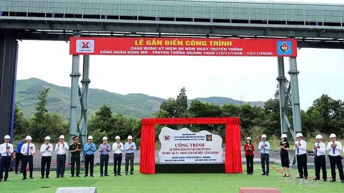 Công ty tuyển than Hòn Gai-Vinacomin tổ chức gắn biển công trình hệ thống băng tải vận chuyển than Núi Béo-Hà Tu-Trung tâm chế biến-Làng Khánh. (Ảnh QUANG THỌ)