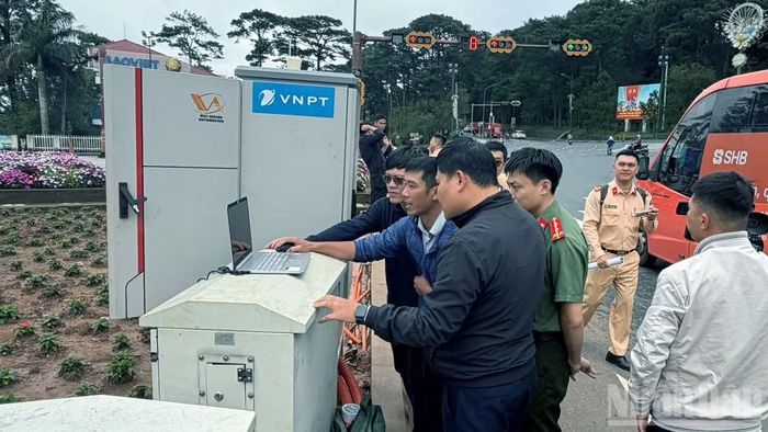 Hệ thống ITS sẽ thu thập, phân tích dữ liệu giao thông; cảnh báo, kết nối về Trung tâm điều hành thông minh (IOC) và hỗ trợ ưu tiên luồng cho các phương tiện khẩn cấp. (Ảnh: BẢO VĂN)