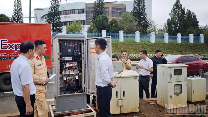 Cơ quan chức năng kiểm tra, đánh giá các tiêu chuẩn kỹ thuật, phương án lắp đặt cũng như hạ tầng vận hành của hệ thống ITS trong quá trình thử nghiệm tại nút giao Kim Cúc. (Ảnh: BẢO VĂN)