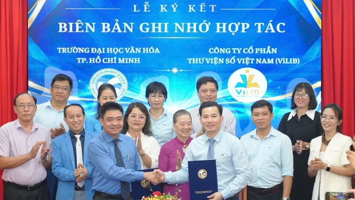 Trường đại học Văn hóa Thành phố Hồ Chí Minh, Công ty cổ phần Thư viện số Việt Nam thực hiện lễ ký kết biên bản ghi nhớ hợp tác. (Ảnh: VÕ HƯƠNG)