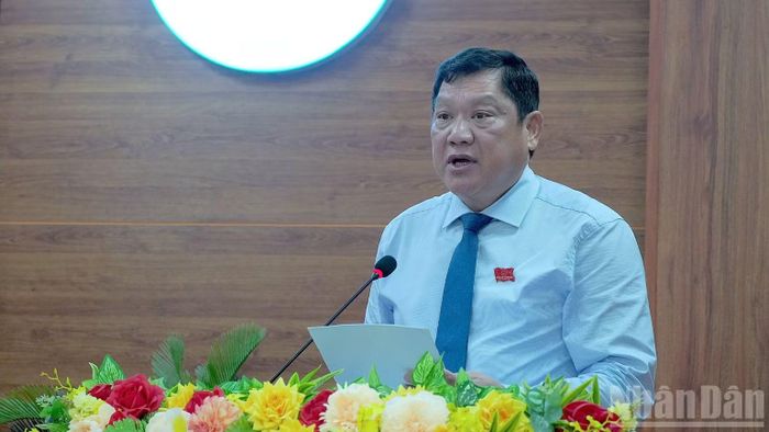 Phó Chủ tịch Thường trực Ủy ban nhân dân tỉnh Cà Mau Lâm Văn Bi thông qua tờ trình đầu tư tuyến đường ven Biển Đông đoạn qua tỉnh Cà Mau. (Ảnh: HỮU TÙNG)