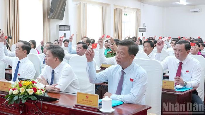 Các đại biểu Hội đồng nhân dân tỉnh Cà Mau biểu quyết thông qua các nghị quyết đầu tư tuyến đường ven Biển Đông đoạn qua tỉnh Cà Mau. (Ảnh: HỮU TÙNG)