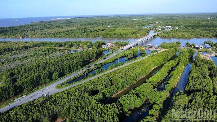 Khi hoàn thành, tuyến đường ven Biển Đông sẽ kết nối giao thông liên hoàn trục ven biển từ Cần Thơ qua Cà Mau và An Giang. (Ảnh: HỮU TÙNG)