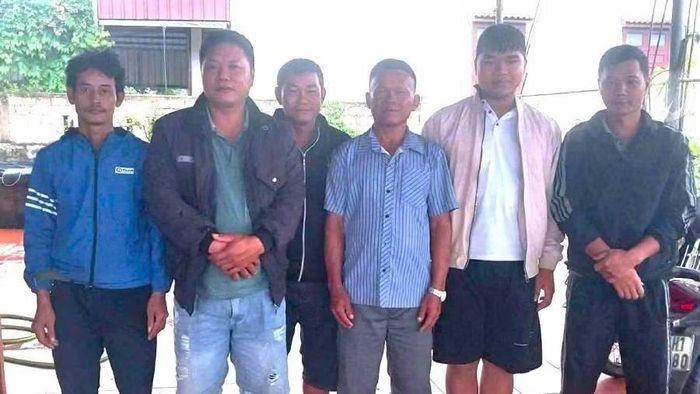 Tổ trưởng Tổ bảo vệ an ninh, trật tự thôn Liêm Tiến Ngô Thanh Sơn (áo sọc ở giữa) cùng 5 công nhân vừa được anh cứu giữa sóng to gió lớn. (Ảnh: Công an Sen Ngư)