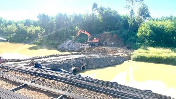 Đường công vụ thi công cầu Đen nhiều lần bị lũ cuốn trôi. (Ảnh: THẾ BÌNH)