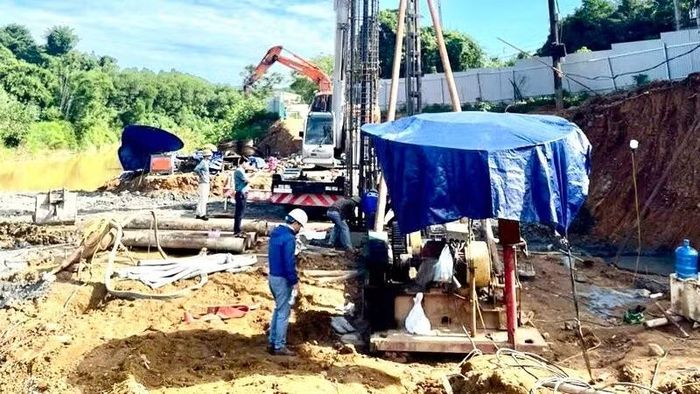 Đơn vị thi công quyết tâm đưa cầu vào sử dụng đúng tiến độ, bảo đảm chất lượng. (Ảnh: THẾ BÌNH)
