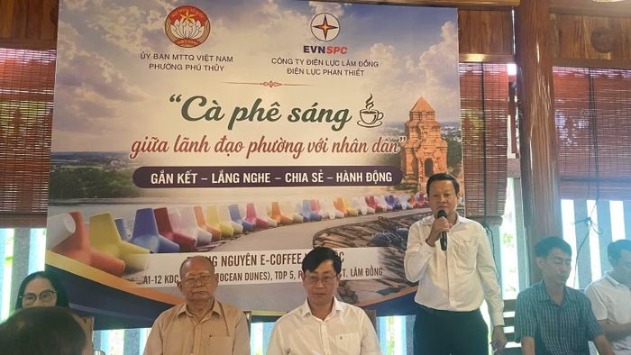 Lãnh đạo ngành điện trả lời người dân. (Ảnh: Hoàng Gia)