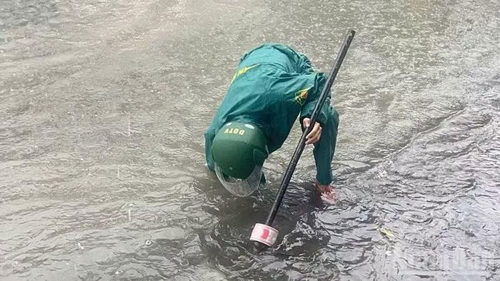 Lực lượng dân quân tự vệ phường Tam Kỳ dọn vệ sinh, nạo vét khơi thông cống rãnh. (Ảnh: TK)