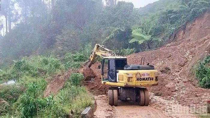 Xã Trà Linh khẩn trương khắc phục, thông tuyến khẩn cấp đoạn sạt lở đất. (Ảnh: TL)