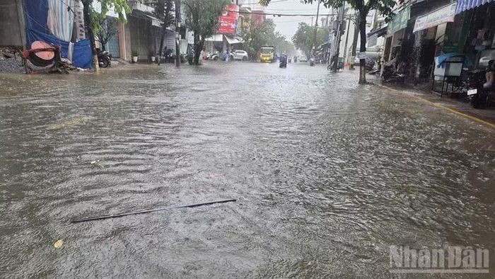 Nhiều tuyến đường chính ở khu vực Tam Kỳ bị ngập, gây tắc nghẽn giao thông cục bộ. (Ảnh: ANH QUÂN)