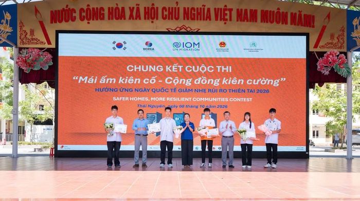 Các em học sinh đoạt giải tại cuộc thi. (Ảnh: Cục Quản lý đê điều và phòng, chống thiên tai)