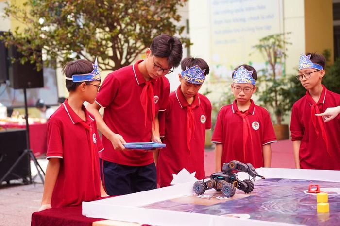 Học sinh giao lưu thi đấu Robotics AI tại ngày hội. (Ảnh: BTC)