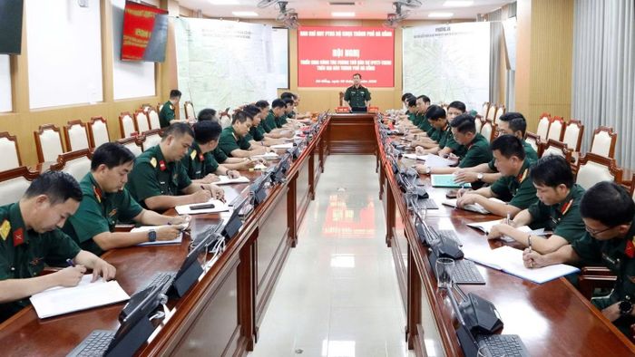 Bộ Chỉ huy quân sự thành phố Đà Nẵng tổ chức họp khẩn kích hoạt phương án ứng phó mưa lớn kéo dài. (Ảnh: QUANG CƯỜNG)
