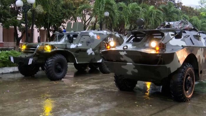 Xe thiết giáp lội nước được lệnh chuẩn bị, sẵn sàng cơ động khi có tình huống. (Ảnh: QUANG CƯỜNG)