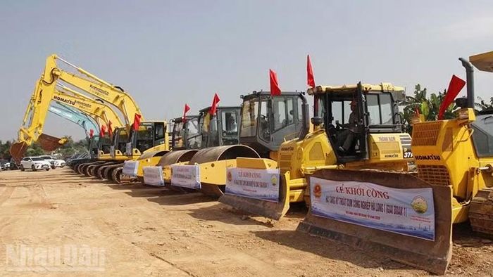 Xe, máy tham gia thi công hạ tầng Cụm công nghiệp Hà Long 1. (Ảnh: Mai Luận)