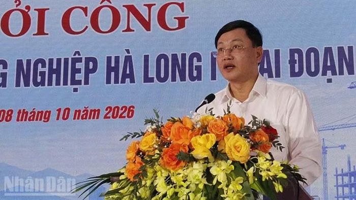 Lãnh đạo tỉnh Thanh Hóa phát biểu tại lễ khởi công xây dựng hạ tầng cụm công nghiệp. (Ảnh: Mai Luận)