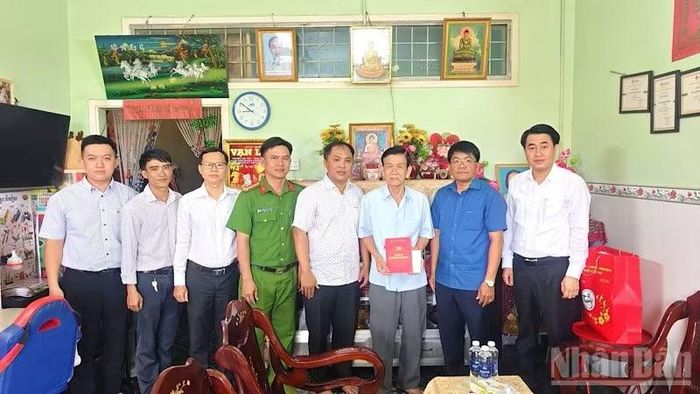 Đoàn lãnh đạo Cần Thơ thăm, tặng quà cán bộ hưu trí Khmer phường Mỹ Xuyên. Ảnh: MINH LUÂN