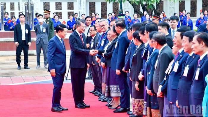 Thủ tướng Saleumxay Kommasith giới thiệu với Thủ tướng Lê Minh Hưng lãnh đạo các bộ, ngành của Lào tại lễ đón chính thức. (Ảnh: THANH GIANG)