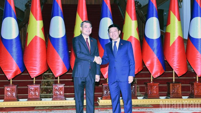 Thủ tướng Lê Minh Hưng và Thủ tướng Saleumxay Kommasith trước khi vào hội đàm chính thức. (Ảnh: THANH GIANG)