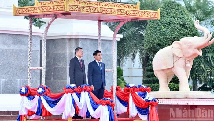 Hai Thủ tướng đứng trên bục danh dự nghe Đội quân nhạc cử Quốc thiều hai nước. (Ảnh: THANH GIANG)