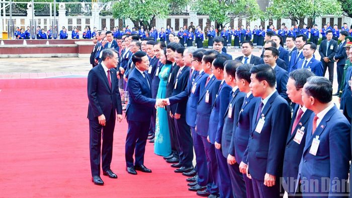 Thủ tướng Lê Minh Hưng giới thiệu với Thủ tướng Saleumxay Kommasith lãnh đạo các bộ, ngành của Việt Nam tại lễ đón chính thức. (Ảnh: THANH GIANG)