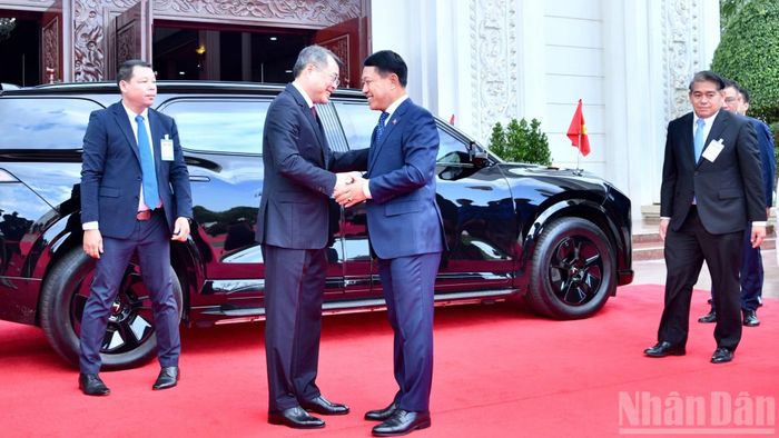 Thủ tướng Saleumxay Kommasith nồng nhiệt chào đón Thủ tướng Lê Minh Hưng tại sảnh Văn phòng Thủ tướng Lào. (Ảnh: THANH GIANG)
