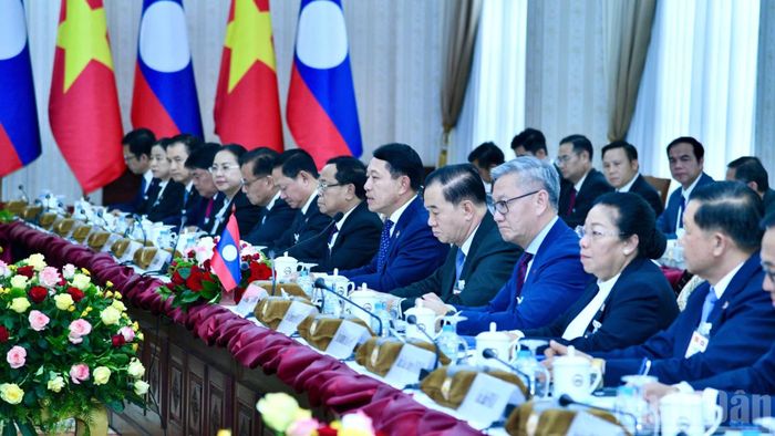  Thủ tướng Saleumxay Kommasith và lãnh đạo các ban, bộ, ngành của Lào tham dự hội đàm chính thức. (Ảnh: THANH GIANG) 