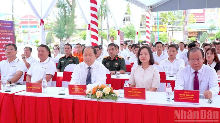 Lãnh đạo khối chính quyền tỉnh Cà Mau (ngồi hàng đầu tiên) tham dự lễ phát động. (Ảnh: HỮU TÙNG)
