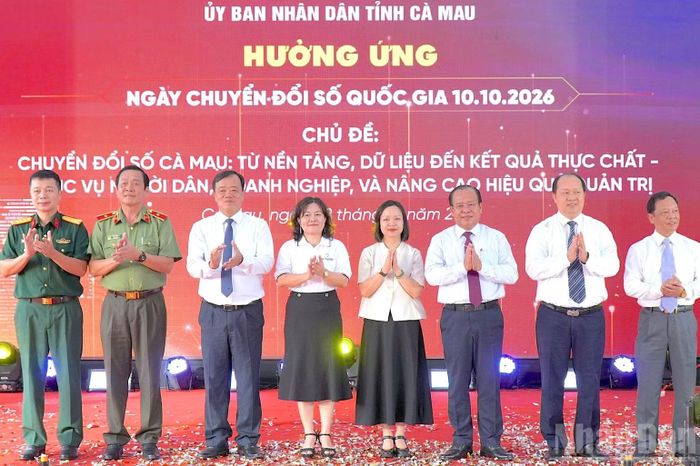 Lãnh đạo tỉnh Cà Mau cùng đại diện Bộ Khoa học và Công nghệ, lãnh đạo cấp sở, ngành Cà Mau chụp ảnh lưu niệm tại lễ phát động và ra mắt “Cổng hỗ trợ doanh nghiệp chuyển đổi số Cà Mau”. (Ảnh: HỮU TÙNG)